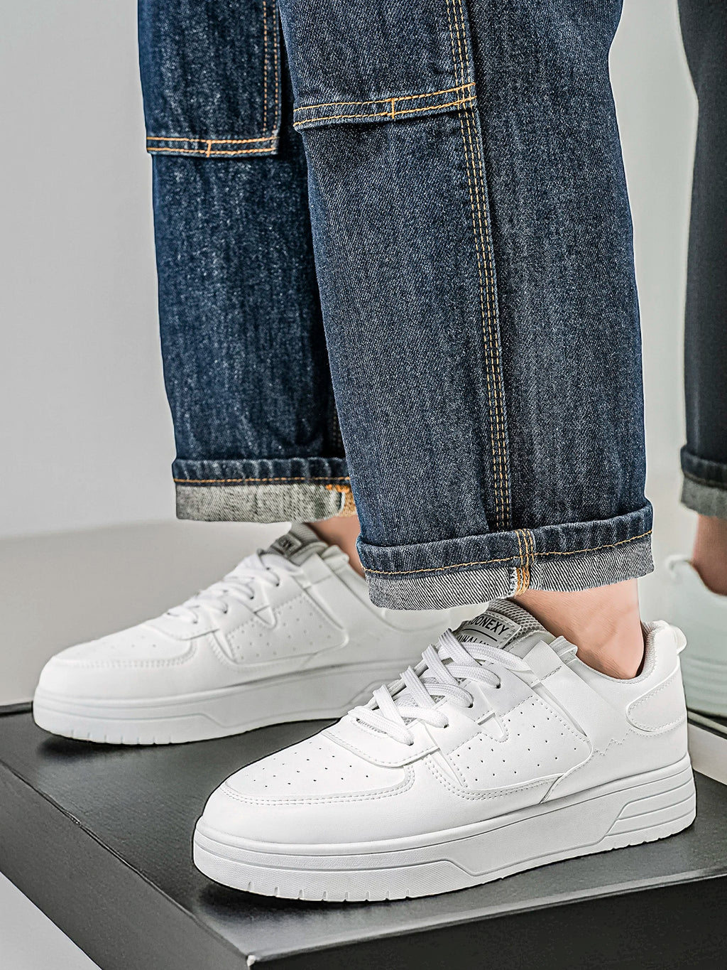 Chaussures de sport tendance - chaussures de skate. Chaussures basses à lacets, style scolaire et streetwear, idéales pour la vie quotidienne en extérieur