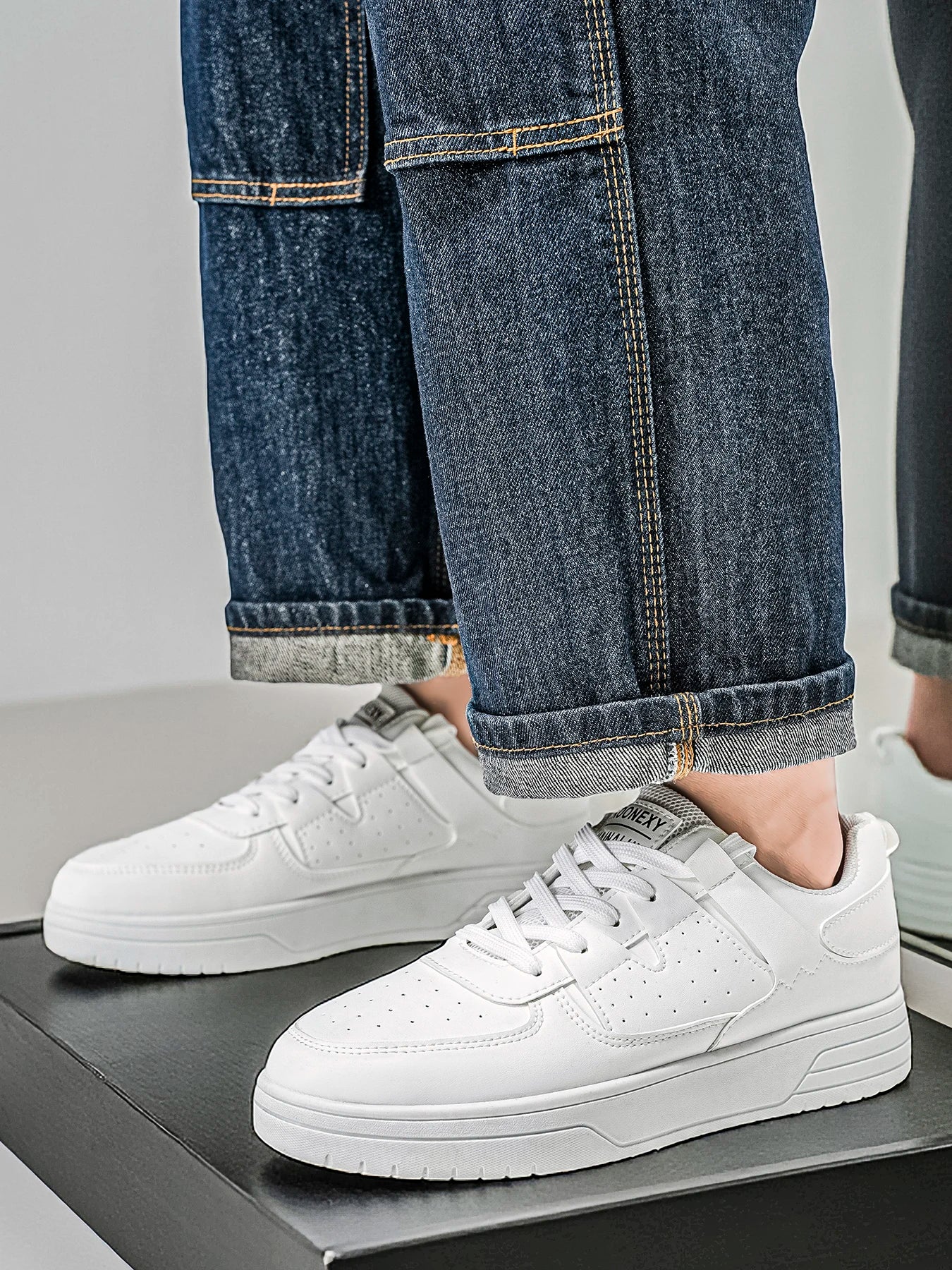 Chaussures de sport tendance - chaussures de skate. Chaussures basses à lacets, style scolaire et streetwear, idéales pour la vie quotidienne en extérieur