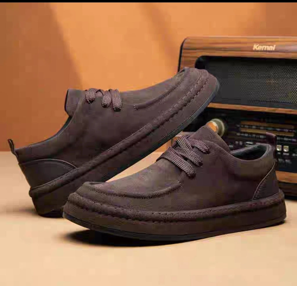 Les chaussures pour hommes sont à la mode chaussures décontractées marron en matériau en daim durable chaussures de marche confortables adaptées à un usage quotidien