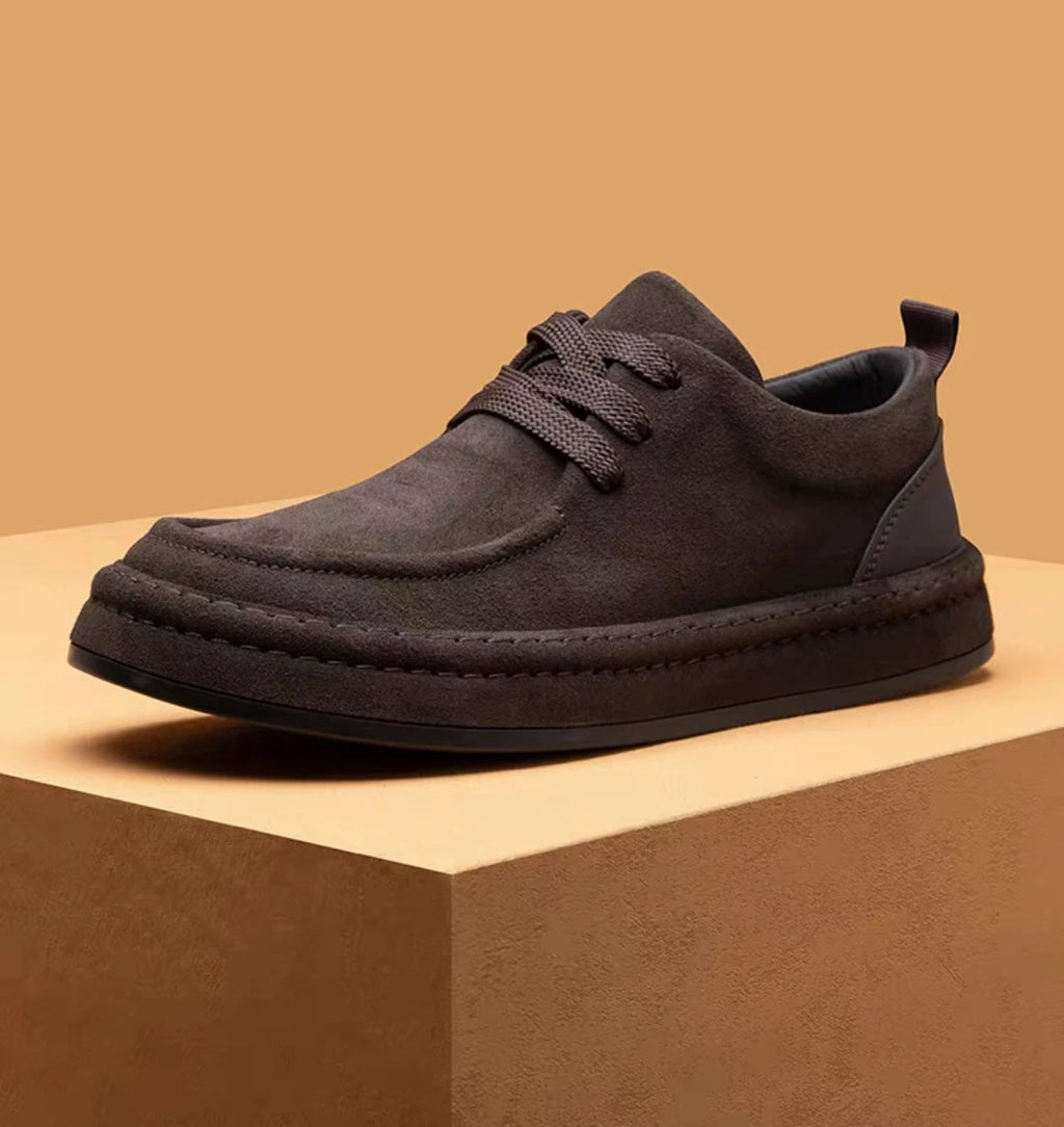 Les chaussures pour hommes sont à la mode chaussures décontractées marron en matériau en daim durable chaussures de marche confortables adaptées à un usage quotidien