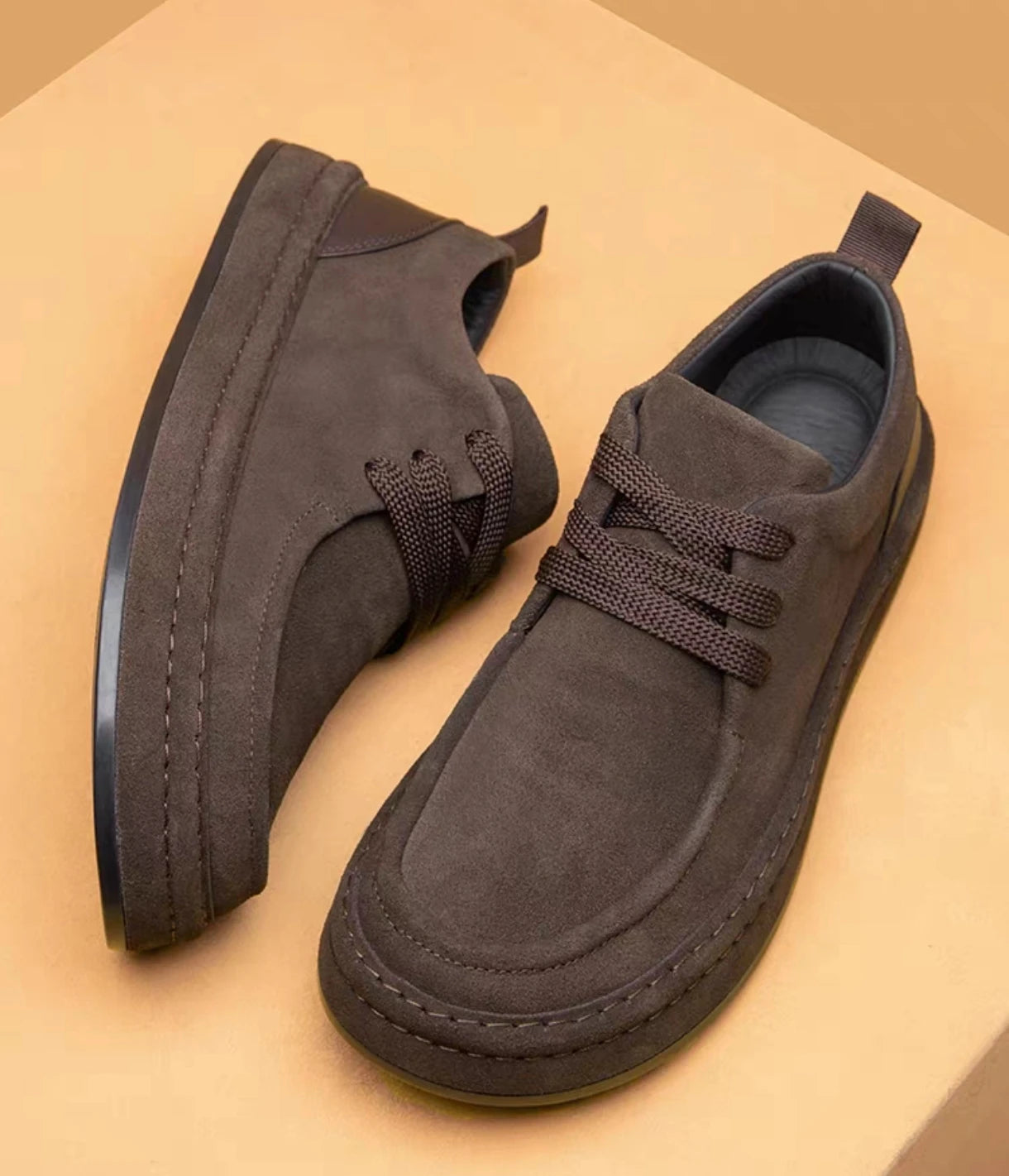 Les chaussures pour hommes sont à la mode chaussures décontractées marron en matériau en daim durable chaussures de marche confortables adaptées à un usage quotidien