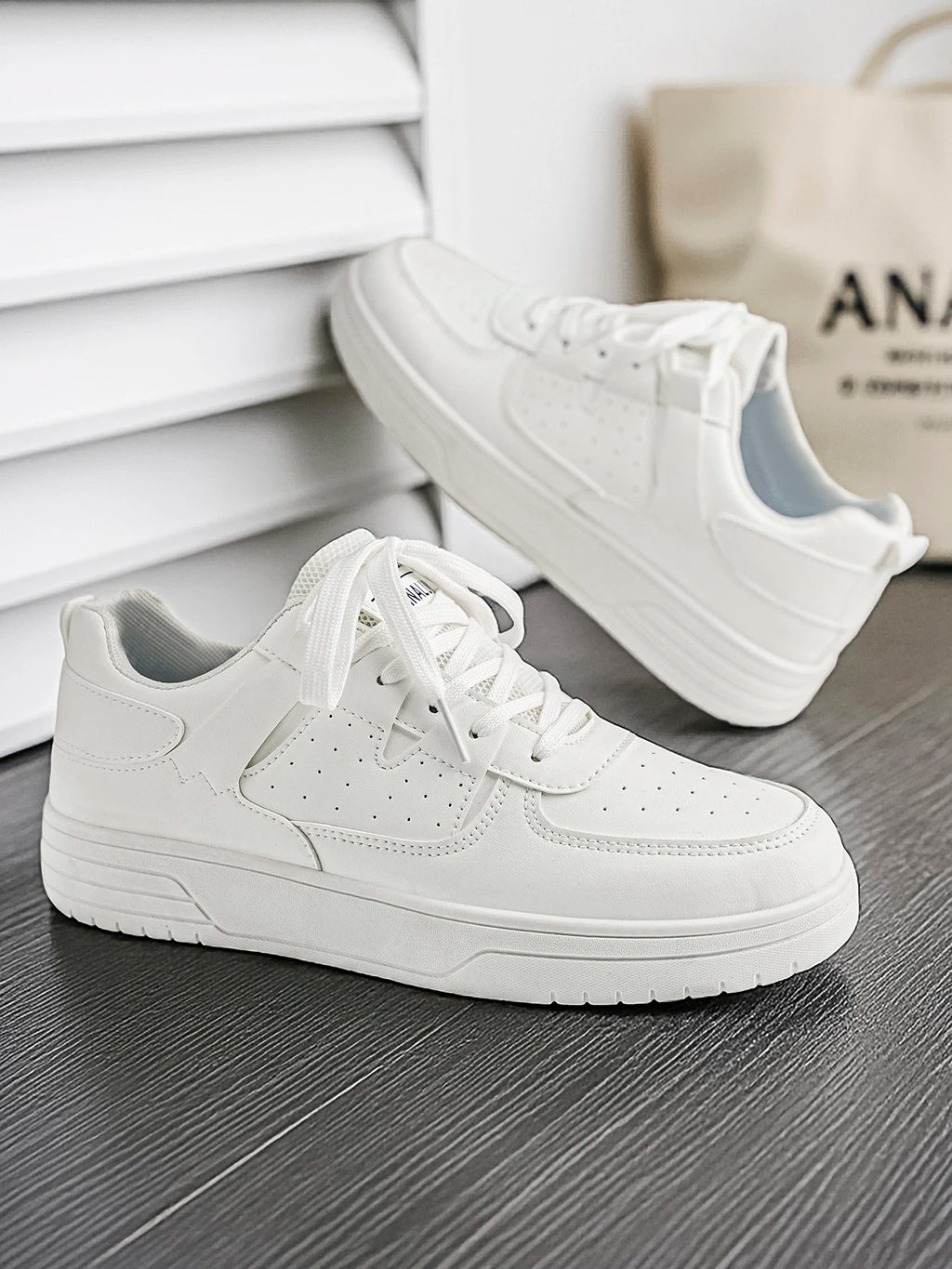 Chaussures de sport tendance - chaussures de skate. Chaussures basses à lacets, style scolaire et streetwear, idéales pour la vie quotidienne en extérieur