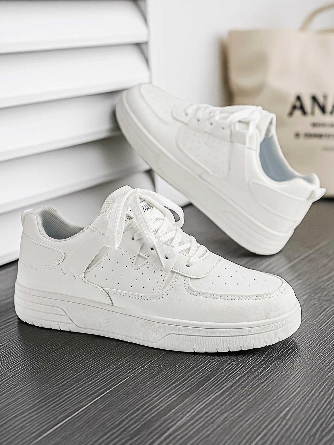 Chaussures de sport tendance - chaussures de skate. Chaussures basses à lacets, style scolaire et streetwear, idéales pour la vie quotidienne en extérieur