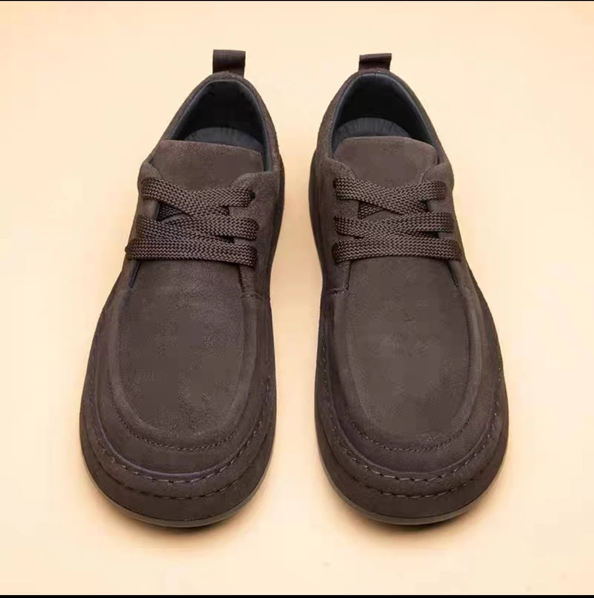 Les chaussures pour hommes sont à la mode chaussures décontractées marron en matériau en daim durable chaussures de marche confortables adaptées à un usage quotidien