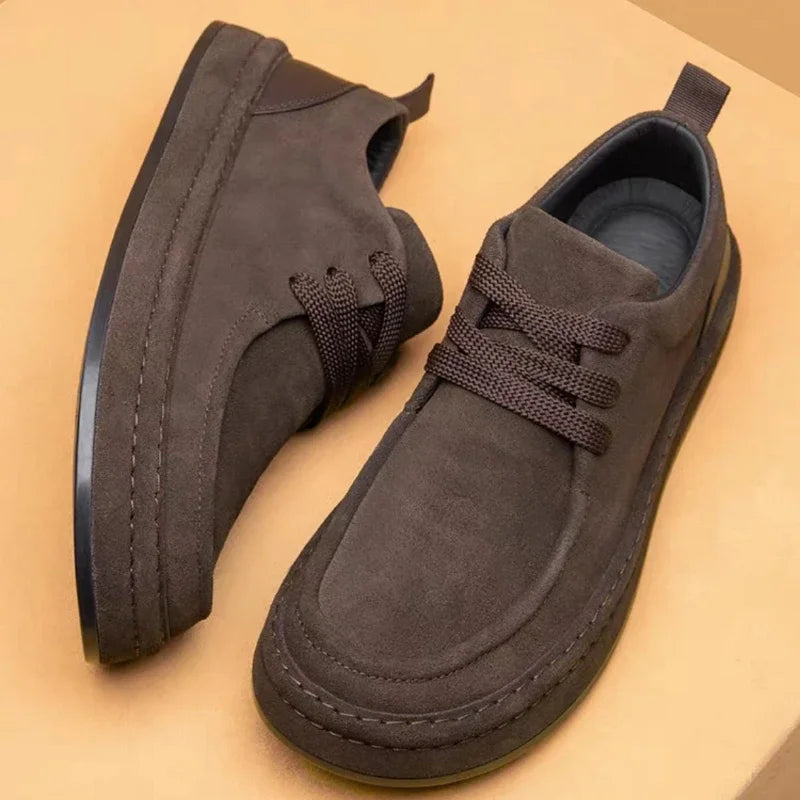 Les chaussures pour hommes sont à la mode chaussures décontractées marron en matériau en daim durable chaussures de marche confortables adaptées à un usage quotidien