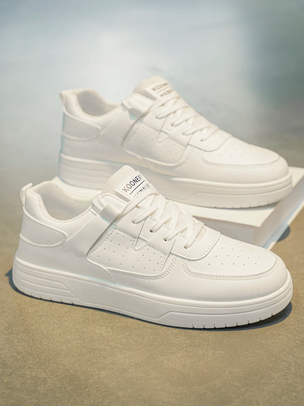 Chaussures de sport tendance - chaussures de skate. Chaussures basses à lacets, style scolaire et streetwear, idéales pour la vie quotidienne en extérieur