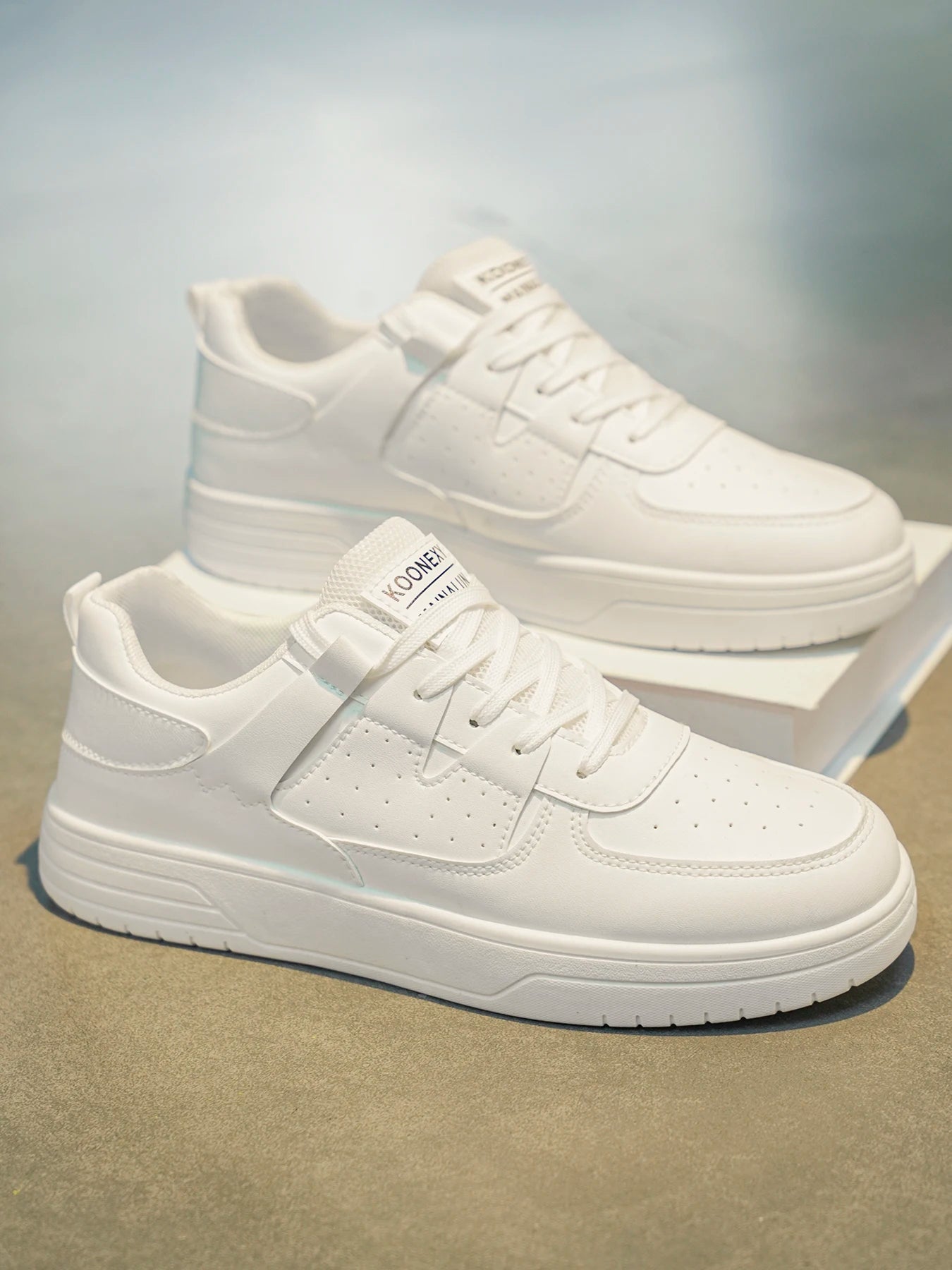 Chaussures de sport tendance - chaussures de skate. Chaussures basses à lacets, style scolaire et streetwear, idéales pour la vie quotidienne en extérieur