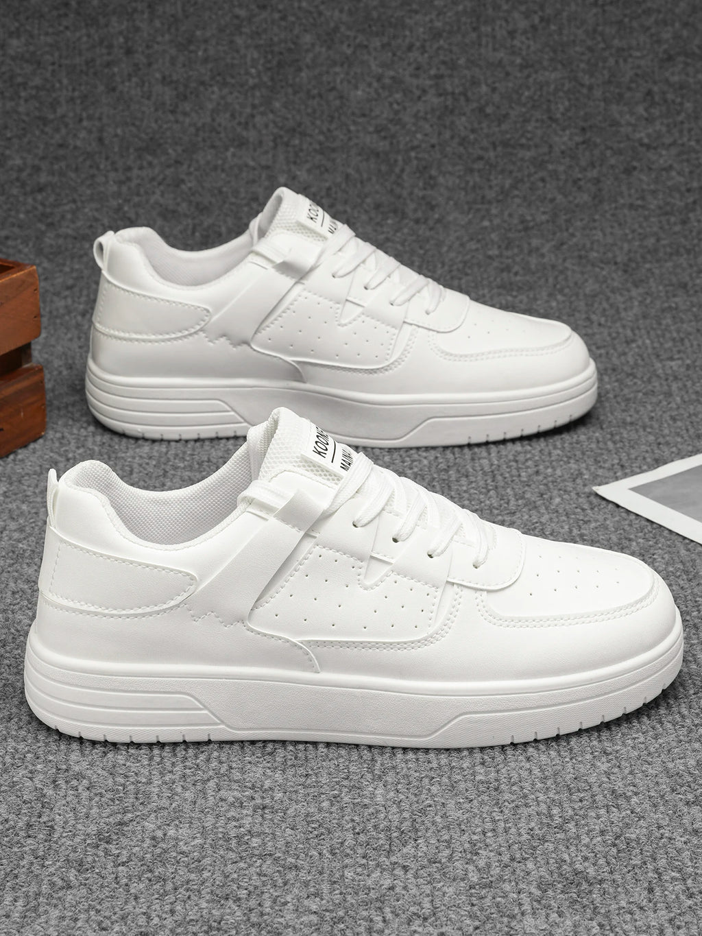 Chaussures de sport tendance - chaussures de skate. Chaussures basses à lacets, style scolaire et streetwear, idéales pour la vie quotidienne en extérieur