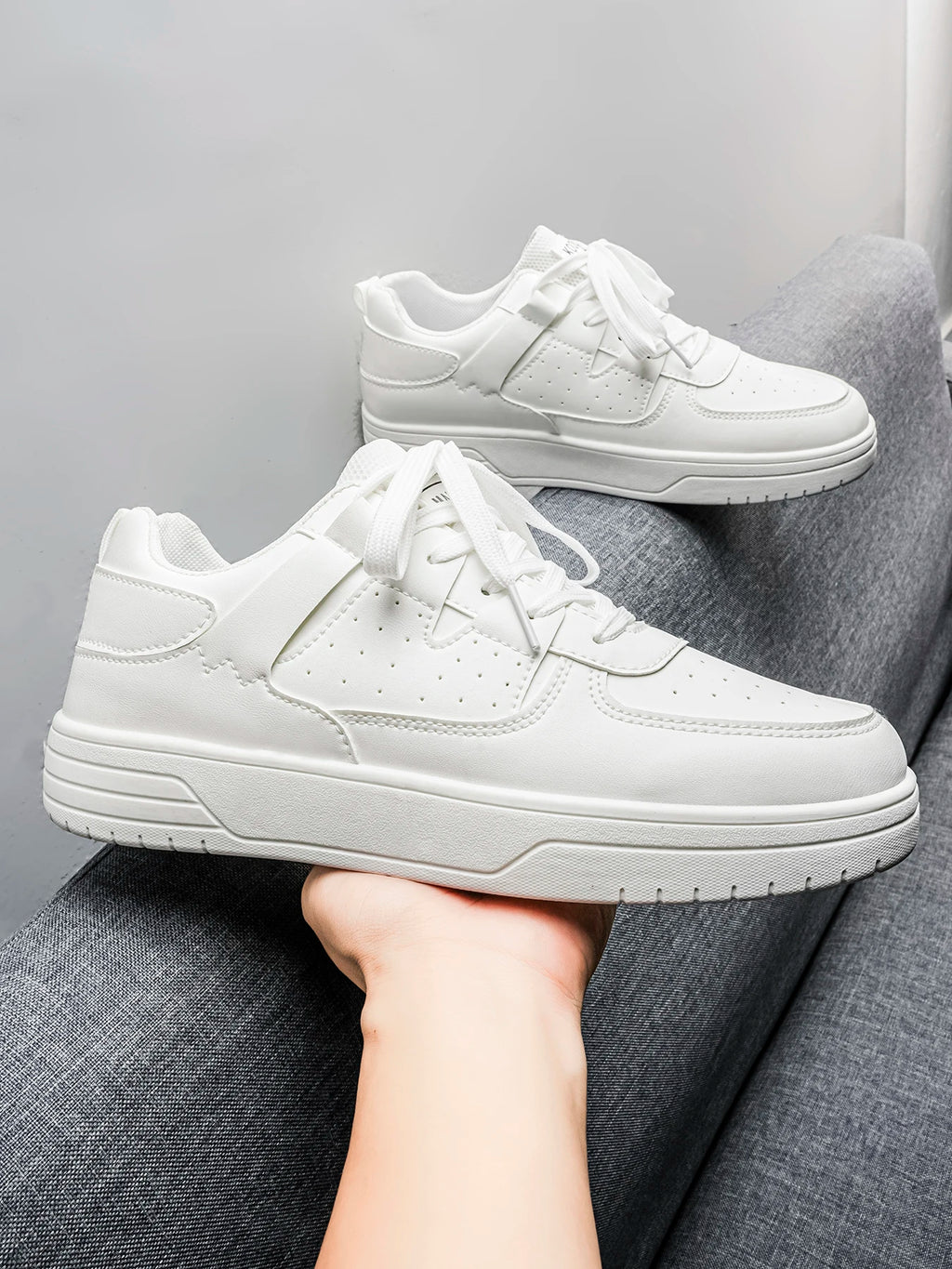 Chaussures de sport tendance - chaussures de skate. Chaussures basses à lacets, style scolaire et streetwear, idéales pour la vie quotidienne en extérieur